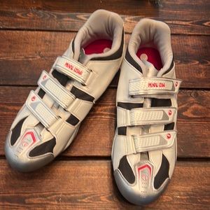 Mountain or indoor men’s cycling shoes with clips.